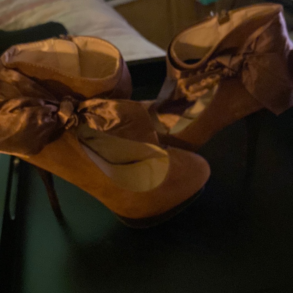 Liliana heels with a bow beautiful brown color size 71/2